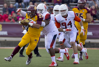 The Syracuse defense converges to bring down Central Michigan running back Devon Spalding.